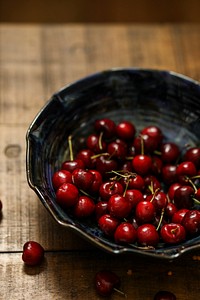 Fresh cherries in a black bowl