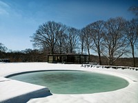 Philip Johnson&#39;s Glass House and pool. Original image from <a href="https://www.rawpixel.com/search/carol%20m.%20highsmith?sort=curated&amp;page=1">Carol M. Highsmith</a>&rsquo;s America, Library of Congress collection. Digitally enhanced by rawpixel.
