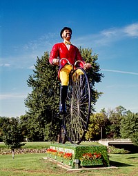 The World&#39;s Largest Bike statue in Wisconsin. Original image from <a href="https://www.rawpixel.com/search/carol%20m.%20highsmith?sort=curated&amp;page=1">Carol M. Highsmith</a>&rsquo;s America, Library of Congress collection. Digitally enhanced by rawpixel.