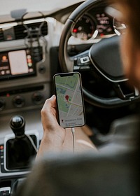 Driver using mobile phone for navigation