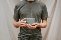 Man holding a gray ceramic coffee cup