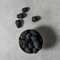 Fresh blackberries in a bowl