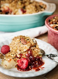 Vegan apple pie with granola topping