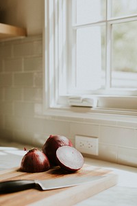 Freshly sliced onion on a cutting board