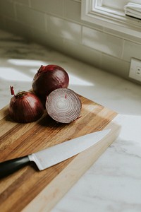 Freshly sliced onion on a cutting board
