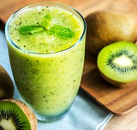 Healthy kiwi smoothie summer recipe