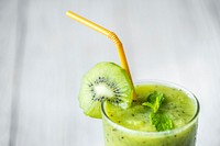 Healthy kiwi smoothie summer recipe