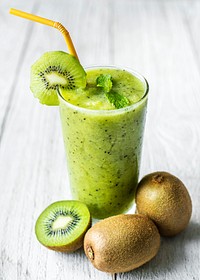 Healthy kiwi smoothie summer recipe