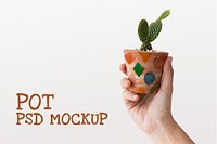 Small terracotta pot mockup psd with cactus