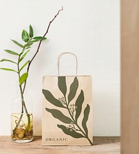 Shopping bag mockup, vase with houseplant on the side psd