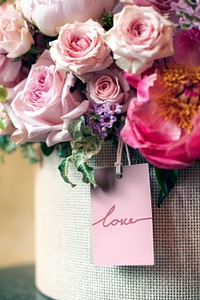 Gift label mockup, Valentine's flower present psd