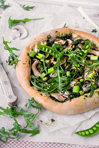 Goat cheese pizza with spinach pesto recipe idea