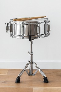 Silver snare drum on a drum stand