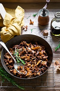 Vegetarian fried chanterelle in bowl