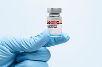 Injection bottle label mockup for COVID-19 psd in doctor&#39;s hand
