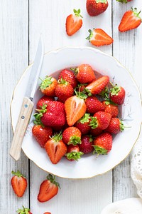 Strawberry plate with knife top view