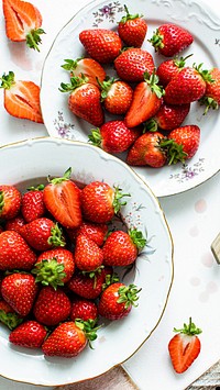 Fresh strawberry plate mobile phone wallpaper