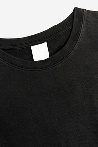 Black tee label mockup psd