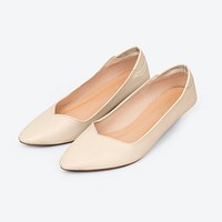 Women&rsquo;s beige low heel shoes fashion