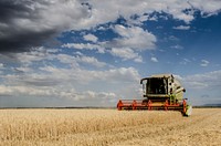 Free harvesting tractor image, public domain vehicle CC0 photo.