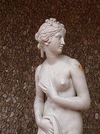 Free white woman statue image, public domain CC0 photo.