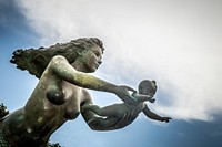 Mother with child statue, sculture photo, free public domain CC0 image.