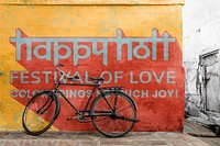 Wall mockup with bicycle at front, Holi day concept psd
