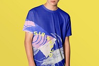 Abstract print t-shirt mockup, men’s fashion in blue psd