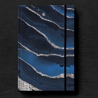 Dark blue book cover mon a black table