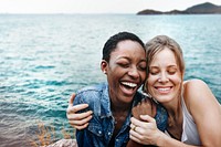 Happy women psd laughing with her friend and embracing each other