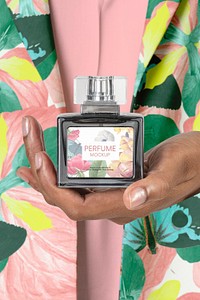 Perfume bottle mockup psd in women&rsquo;s hand
