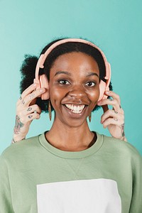 Woman wearing a pink headphones