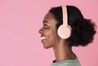 Woman wearing a pink headphones