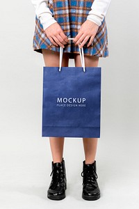 Woman carrying a shopping bag mockup 