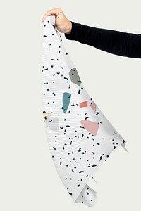 Scarf mockup psd with abstract pattern in woman&rsquo;s hand