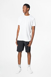 Man psd mockup wearing t-shirt shorts men’s basic wear full body