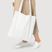 White tote bag psd mockup women’s apparel