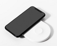 Smartphone screen mockup with wireless charger psd 