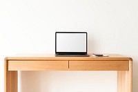 Laptop screen mockup psd on a wooden table