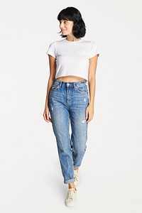Women&#39;s psd mockup in white crop top and jeans