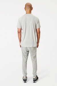 Men&#39;s gray tee and sweatpants psd mockup