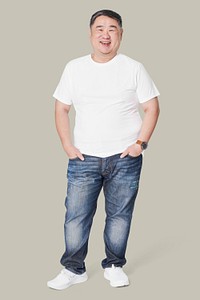 Men&#39;s white t-shirt and jeans plus size fashion psd mockup studio shot