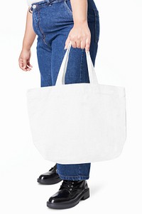 Women&#39;s white t-shirt and jeans with tote bag plus size fashion mockup psd studio shot