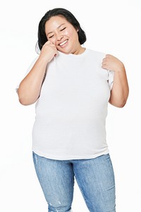 Women&#39;s white t-shirt and jeans size inclusive fashion mockup psd studio shot