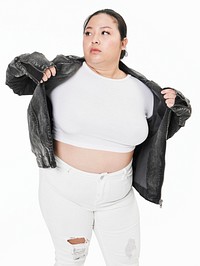 Women&#39;s white t-shirt jacket and jeans plus size fashion mockup psd