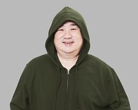 Men&#39;s green hoodie mockup psd fashion shoot in studio
