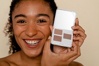 Eye shadow palette with brown tones