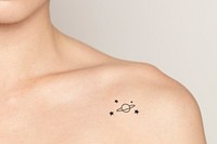 Collar bone tattoo mockup on woman psd