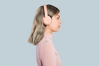 Woman mockup psd listening to music from headphones