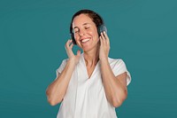 Woman mockup psd listening to music from headphones